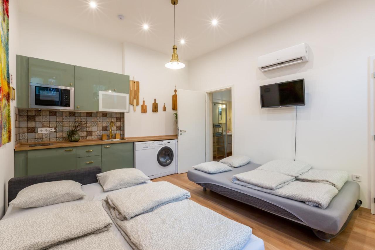 Industrial Style With Ac Steps To Gozsdu Apartament Budapeszt
