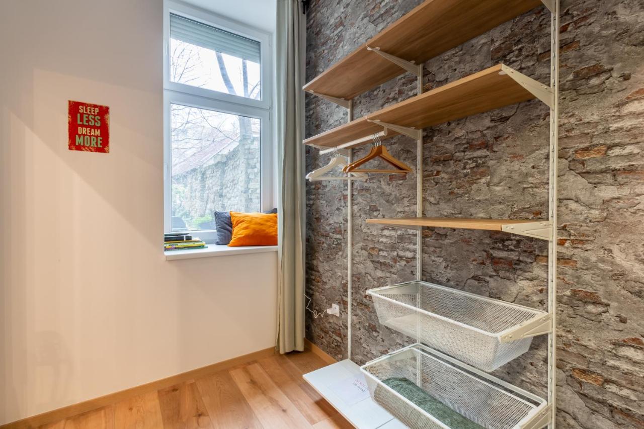 Industrial Style With Ac Steps To Gozsdu Apartament Budapeszt